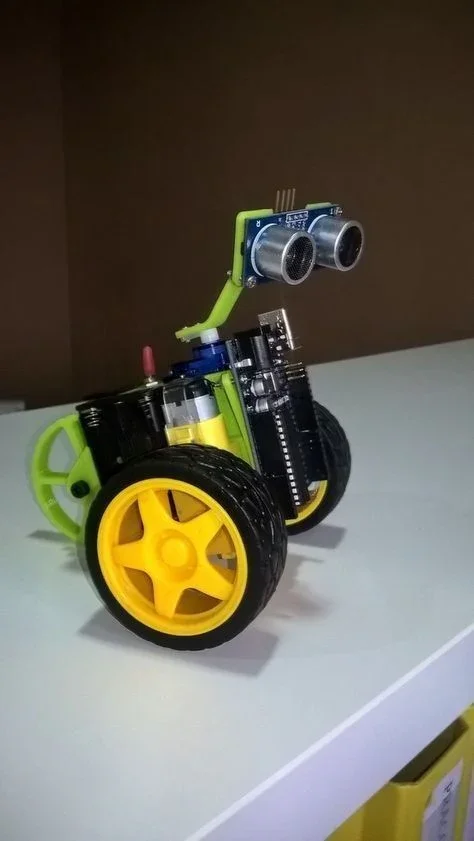Robô com rodas do depoimento de Enzo