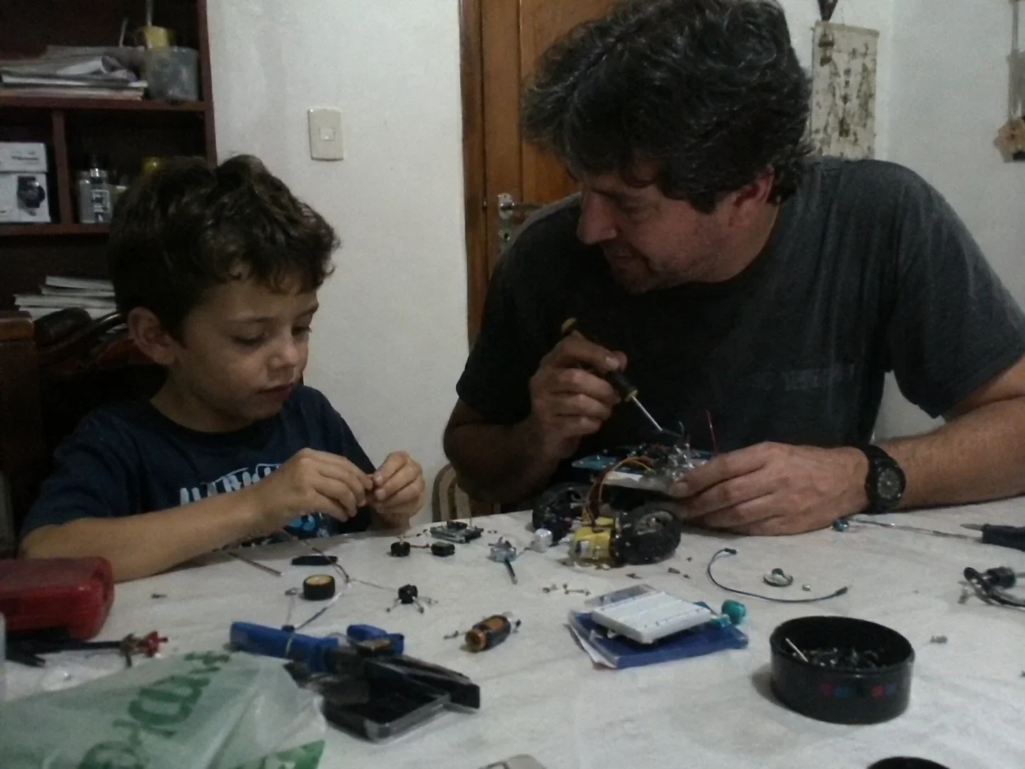 Tomás construindo com sua família